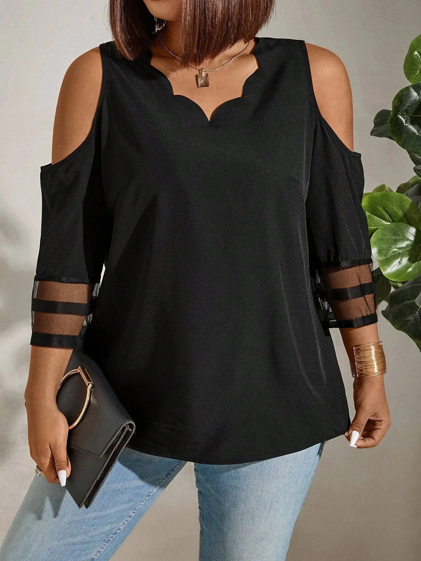 

Блузка больших размеров с V-образным вырезом, открытыми плечами и фестончатой отделкой