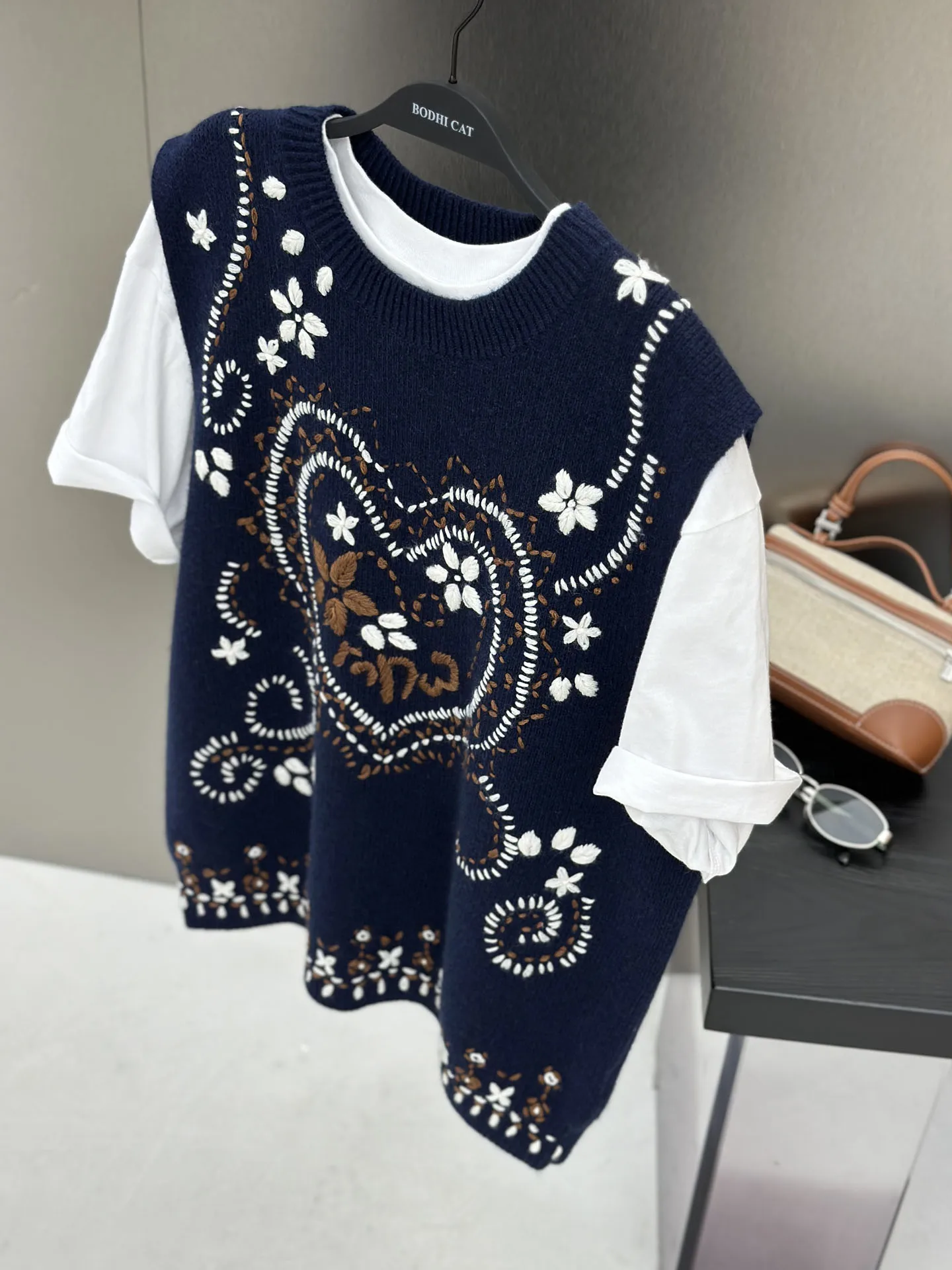 

Мягкий шерстяной жилет с вышивкой, вязаный вручную, с 3D-цветочным узором, удобный, утепленный, для осени и зимы, женский жилет