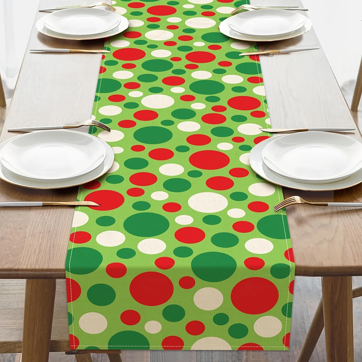 Corredor de mesa de bolinhas de Natal |   Decoração de festa interna e externa com detalhes dourados vermelhos, verdes e brancos