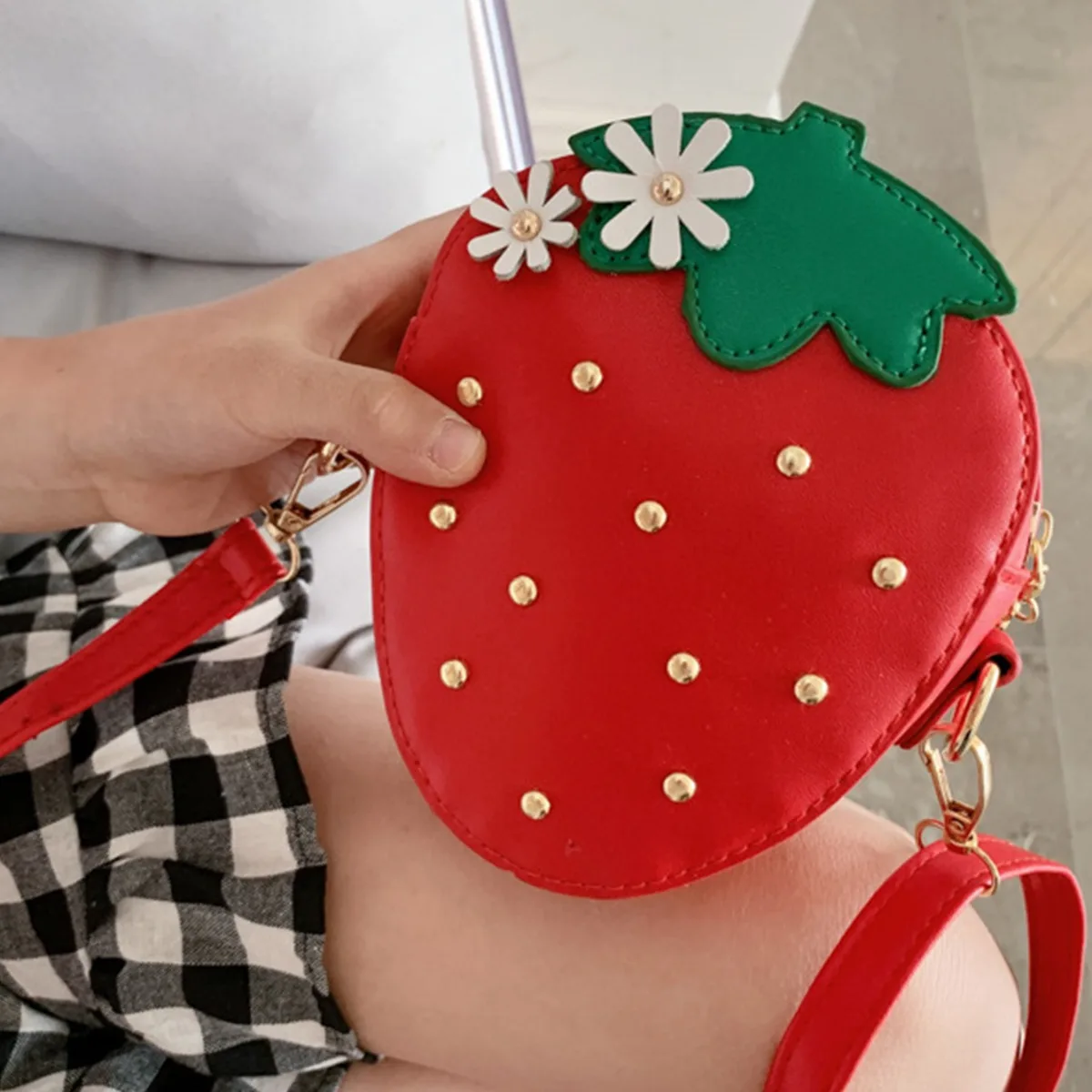 Women Shoulder Bag Strawberry Shape Designer Bag New Fashion Pu Leather Chain Crossbody Bag Girls Cute Fruit Purses and Handbag