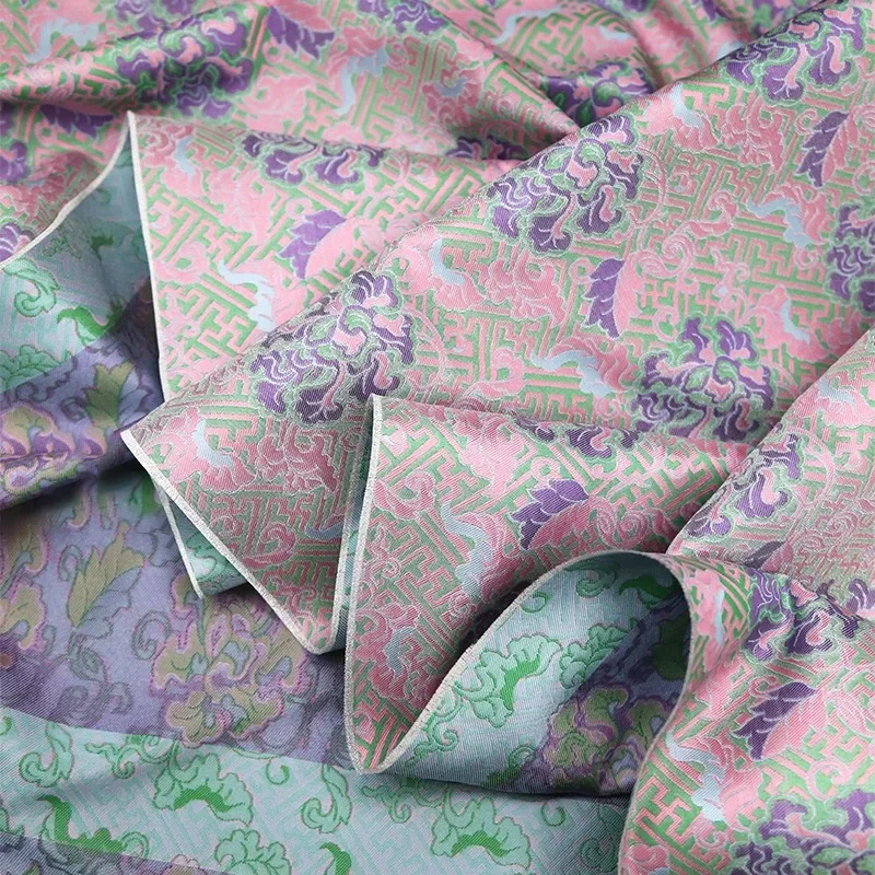 Gęsta tkanina żakardowa o gładkim wykończeniu, wysokiej jakości materiał idealny do modnych marynark, sukienek, luksusowej dekoracji wnętrz, odzieży i sukienek.