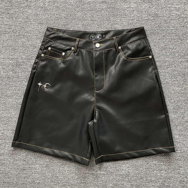 

Мужские и женские классические черные шорты из искусственной кожи THUG CLUB, корейские трендовые шорты TC с металлическим логотипом и вышивкой, клубные шорты со звездой и луной