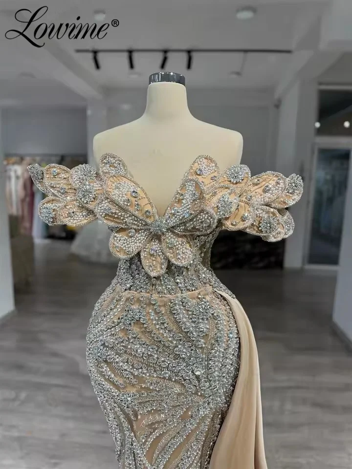 2026 الشمبانيا فساتين لحضور الحفلات الموسيقية الطويلة مع الجانب قطار بلورات مطرز فستان الحفلات العربية قبالة الكتف المرأة فساتين السهرة رداء