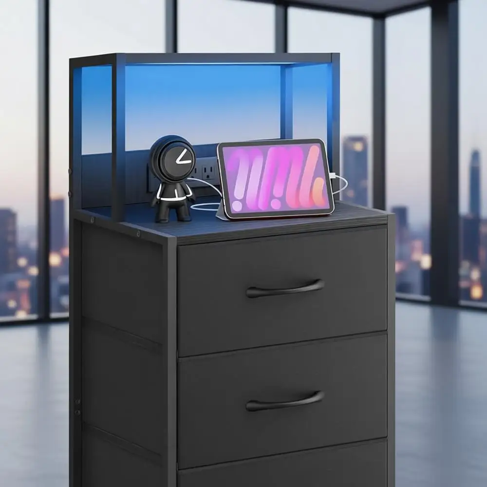 

41-дюймовая высокая тумбочка с зарядной станцией, прикроватная тумбочка со светодиодной подсветкой и розеткой U-S-B, 3 ящика для хранения из полиуретановой ткани, O