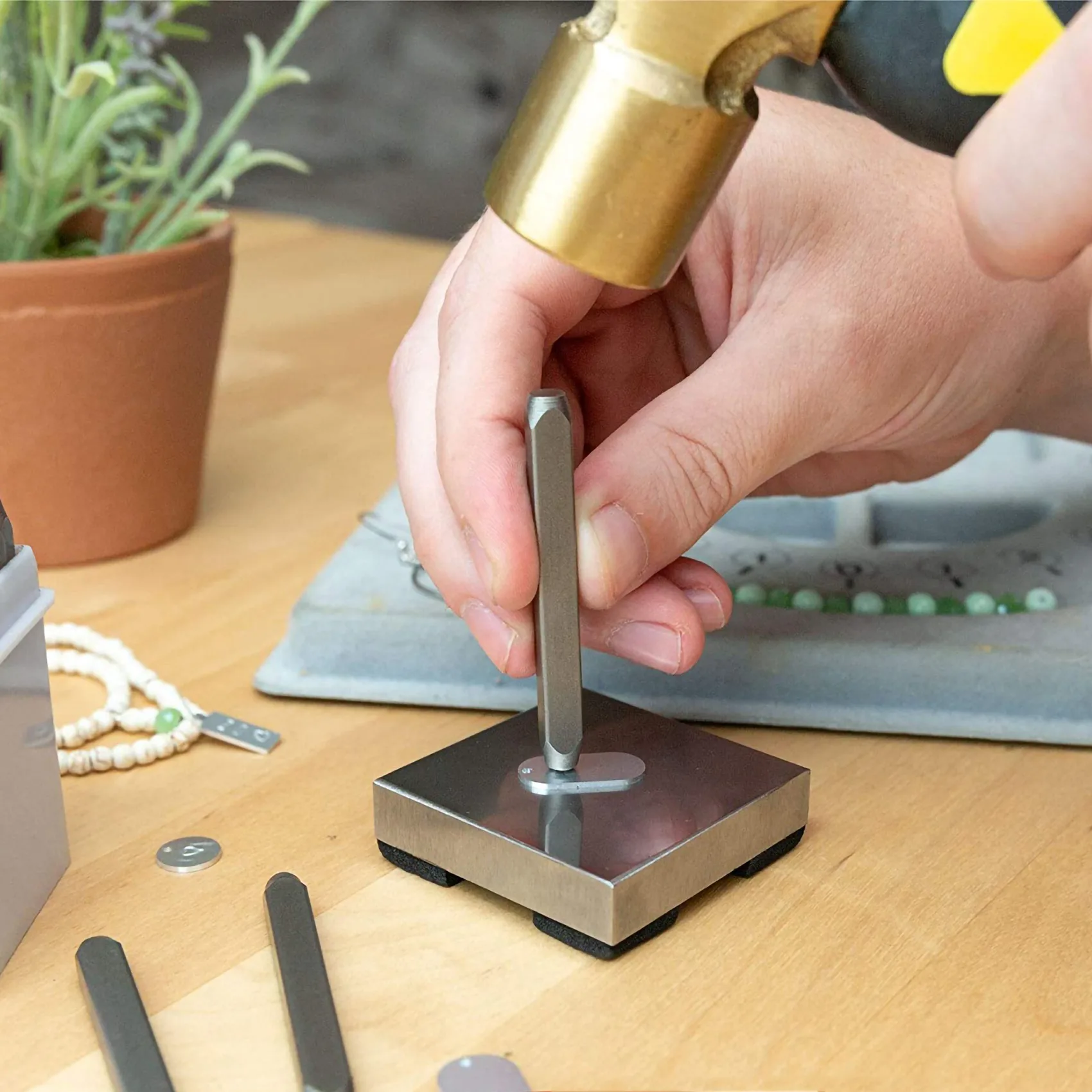 AA26P 1Lb marteau d'estampage en métal en laiton têtes de maillet Double face marteau en laiton avec enclume de fer pour bricolage artisanat artisanat fabrication de bijoux