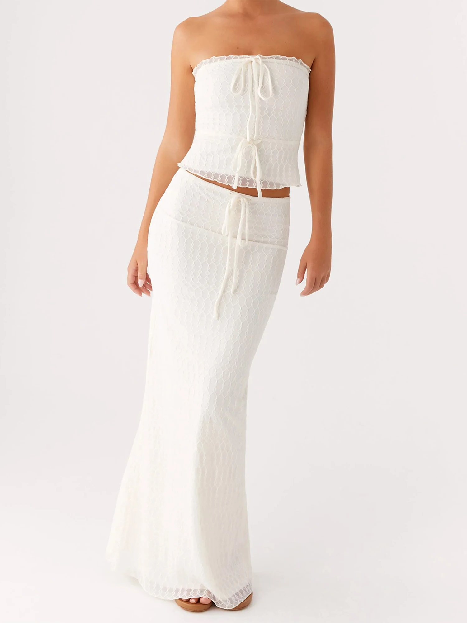 

Повседневный комплект из двух предметов: укороченный топ без рукавов и юбка с высокой талией ярких цветов для модного летнего стиля