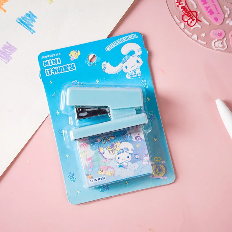 12 buah Set Stapler Cinnamoroll kartun Anime Kuromi kreatif Kawaii siswa penjahit perlengkapan alat tulis sekolah Stapler