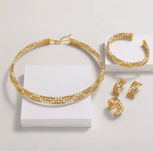 

Роскошный набор из золота с бриллиантами: серьги, кольца, ожерелья, браслеты — идеальный выбор для подарков.