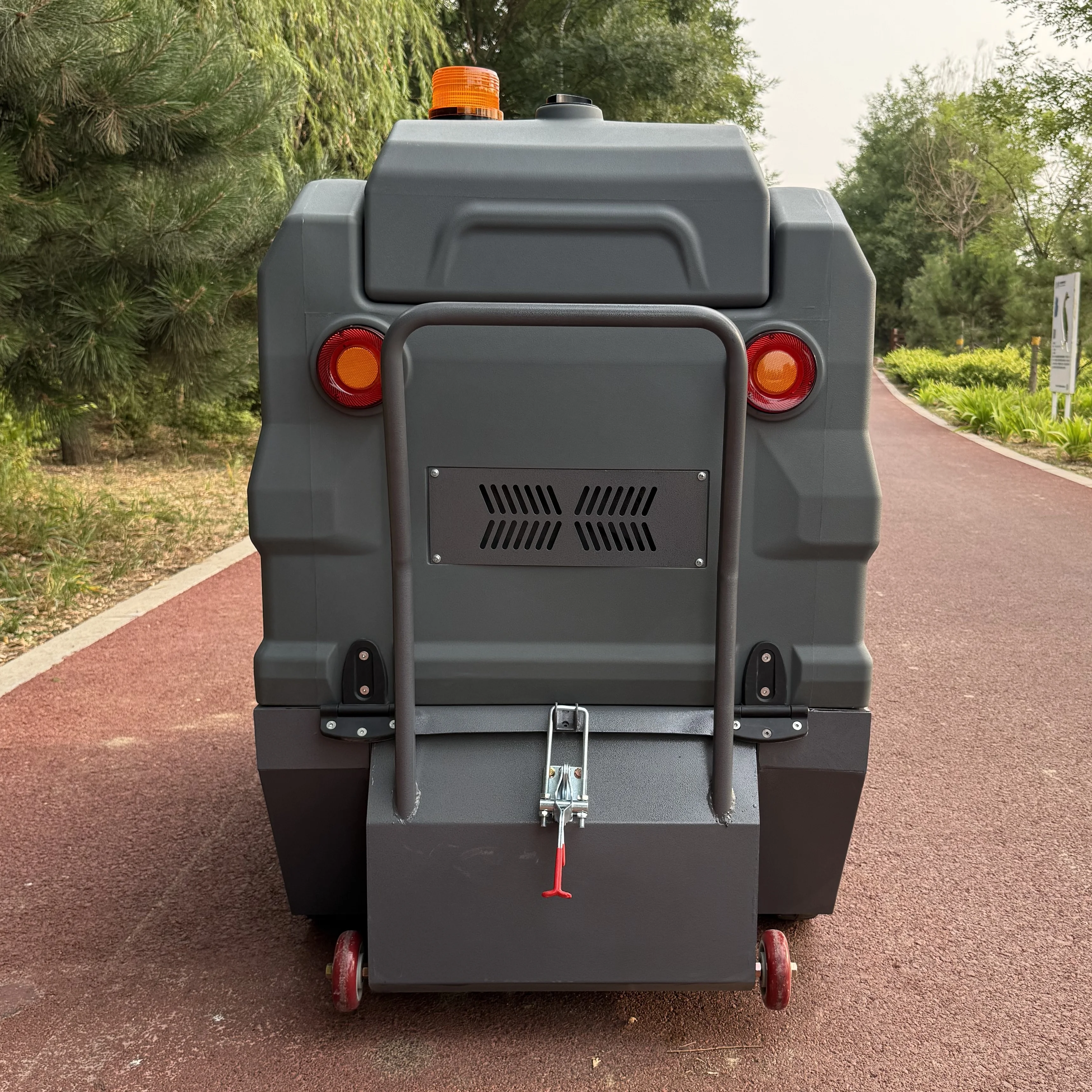 

High Quality Industrial Rechargeable Road Sweeper Machine Street Cleaner for Urban Use