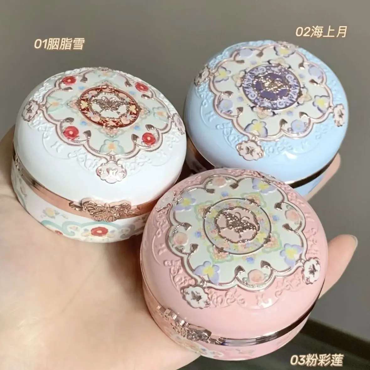 บลัชออน Flower Knows Butterfly Cloud Shoulder สองสี บลัชออนเนื้อแมทท์ ช่วยปรับผิวกระจ่างใส กล่องบลัชออนแบบนูนลาย แต่งหน้าให้ดูอ่อนเยาว์