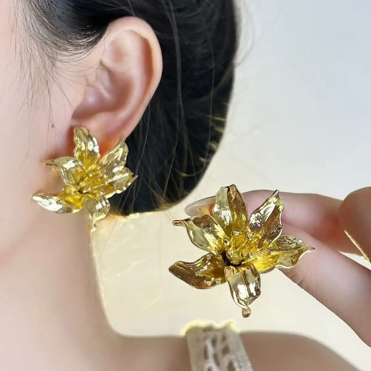 Trendy new-style three-dimensional large flower exaggerated earrings - a simple and fashionable accessory for ladies