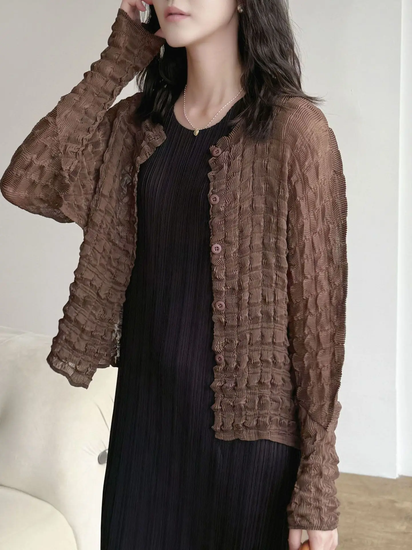 

Elegant Women's Fashionable Light Weight Sun Protection Shirt Bubble Pleat Chiffon Top Thin Outerwear Classy round Neck Butto...