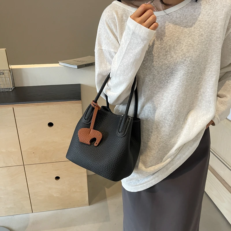 Fashion Simple PU Bucket Handbags Hasp Solid Small Tote Sense of Luxury High Quality Shoulder Bags for Women 2024 Classic Style