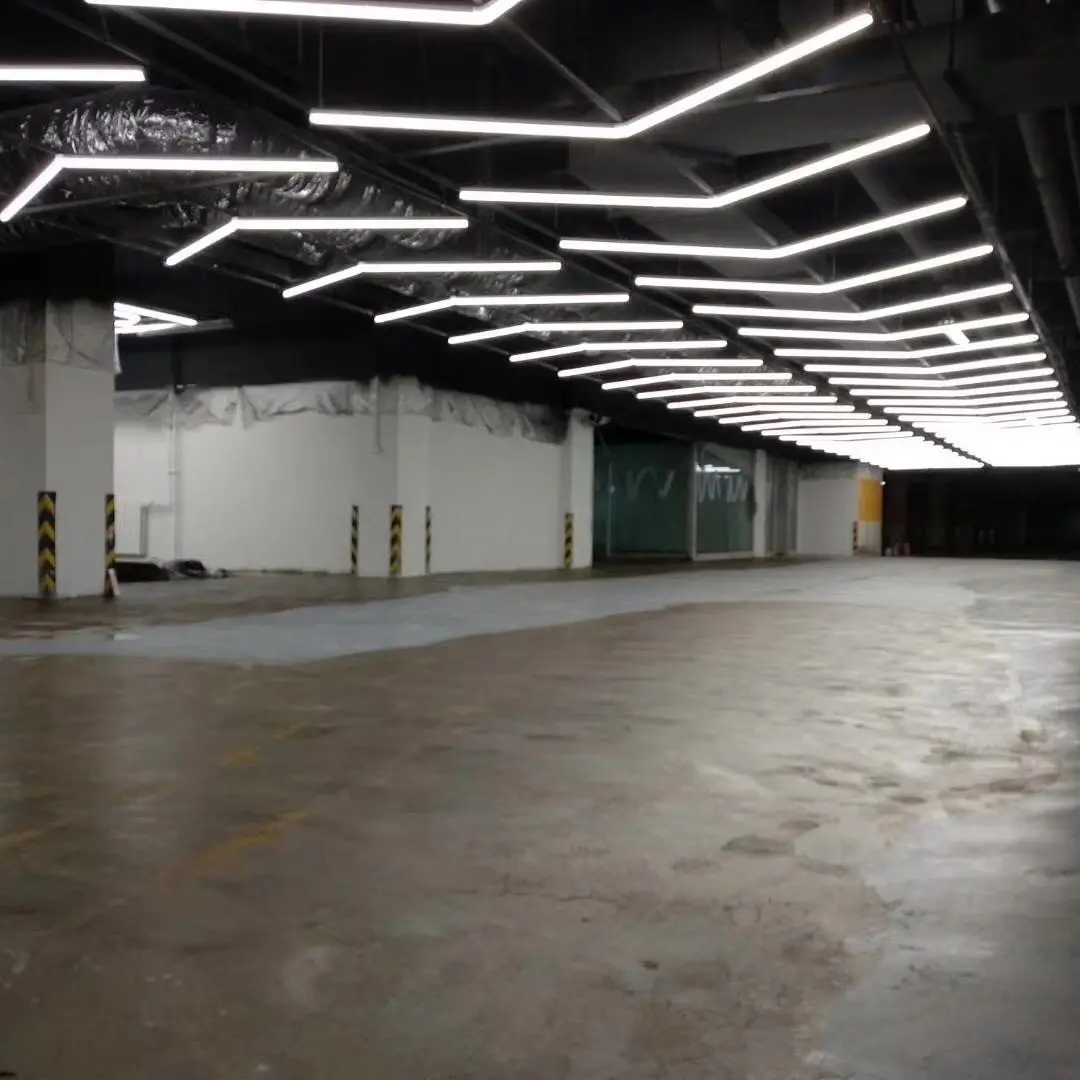 Lâmpada de trabalho de alto lúmen de fábrica luz indicadora em forma de seta para sala de exposições