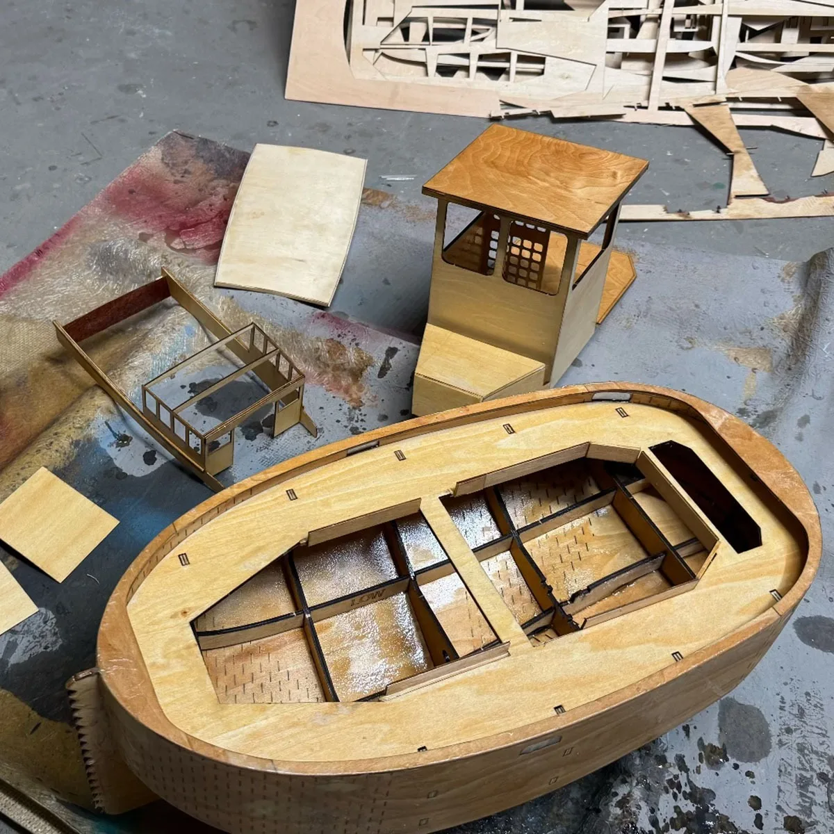 RC Ships 50cm V-shaped Bottom Logging Pusher Remote Control Boat Wooden Structure Material RC Mini Boat Model Kit Ship Toy
