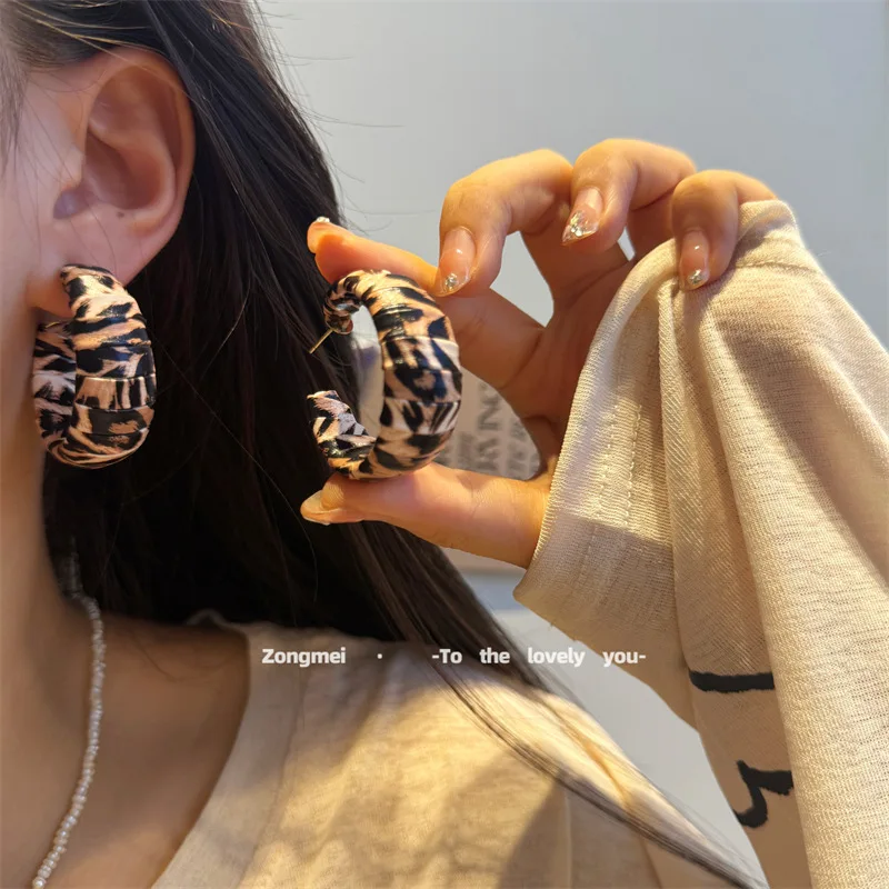 

C-shaped Leopard Print Earrings with French Temperament Retro and Niche Fashion Hong Kong Style Earrings Trendy and Fashionable