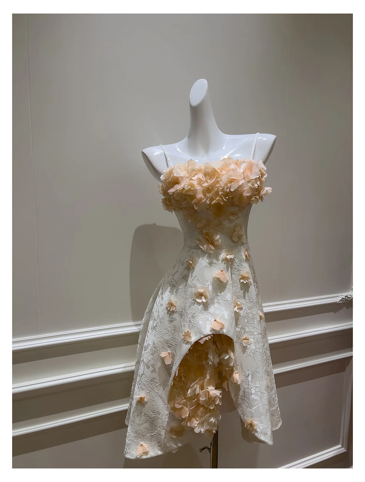 فستان UMI MAO على الطراز الفرنسي للنساء فستان فاخر خفيف ثلاثي الأبعاد مزين بالزهور فستان اجتماعي بدون حمالات غير متماثل للإجازات فام