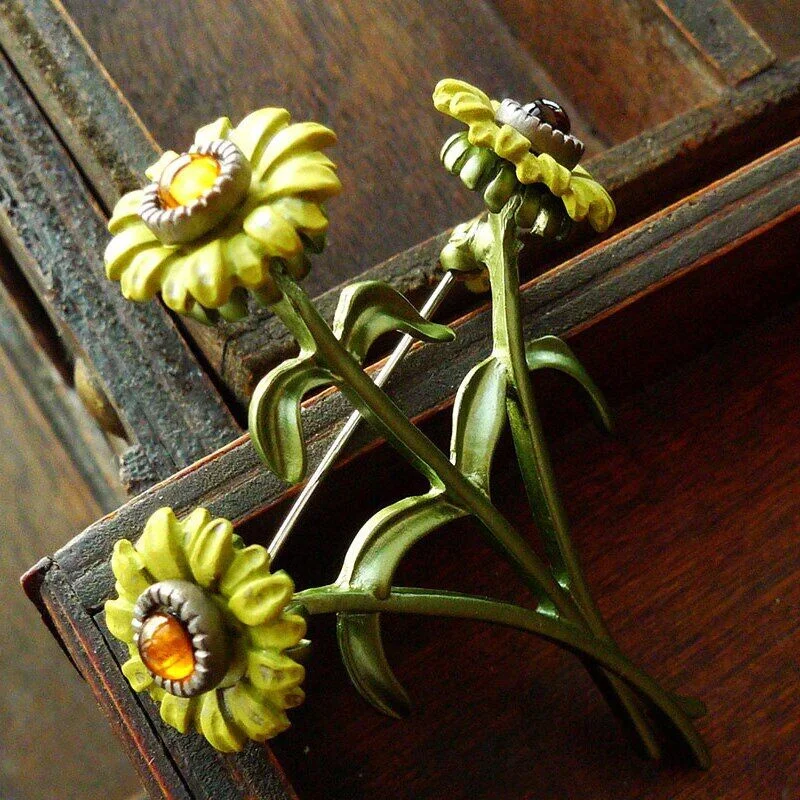 Vintage Sunflower Enamel Pin Brooches for Women Temperament Simple Floral Pins Brooch Fashion Party Jewelry Accessories Gifts