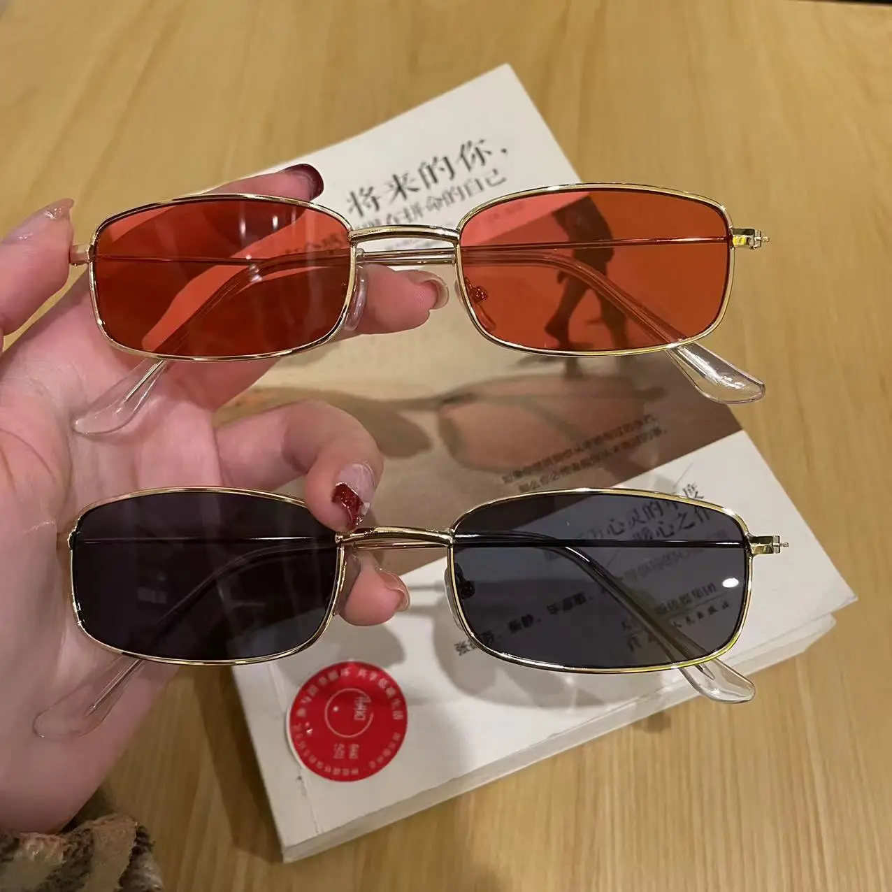 Neue Retro kleine rechteckige Sonnenbrille Mode Retro Metallrahmen Sonnenbrille für Männer Frauen kleine quadratische Sonnenbrille Sommer