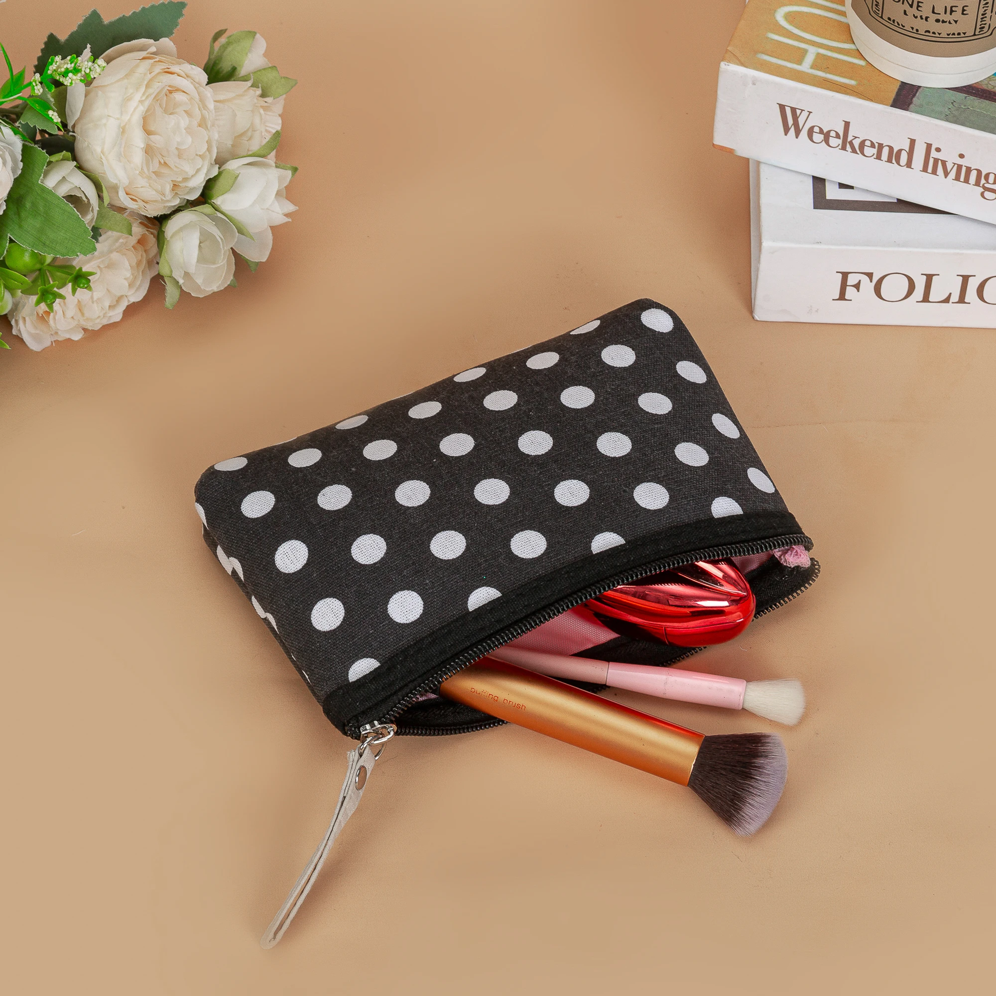 Classic Hot Selling Polka Dot Fabric Makeup Bags Waterproof Portable Zipper Wash Cosmetic Pouch Girl Phone Key Bag