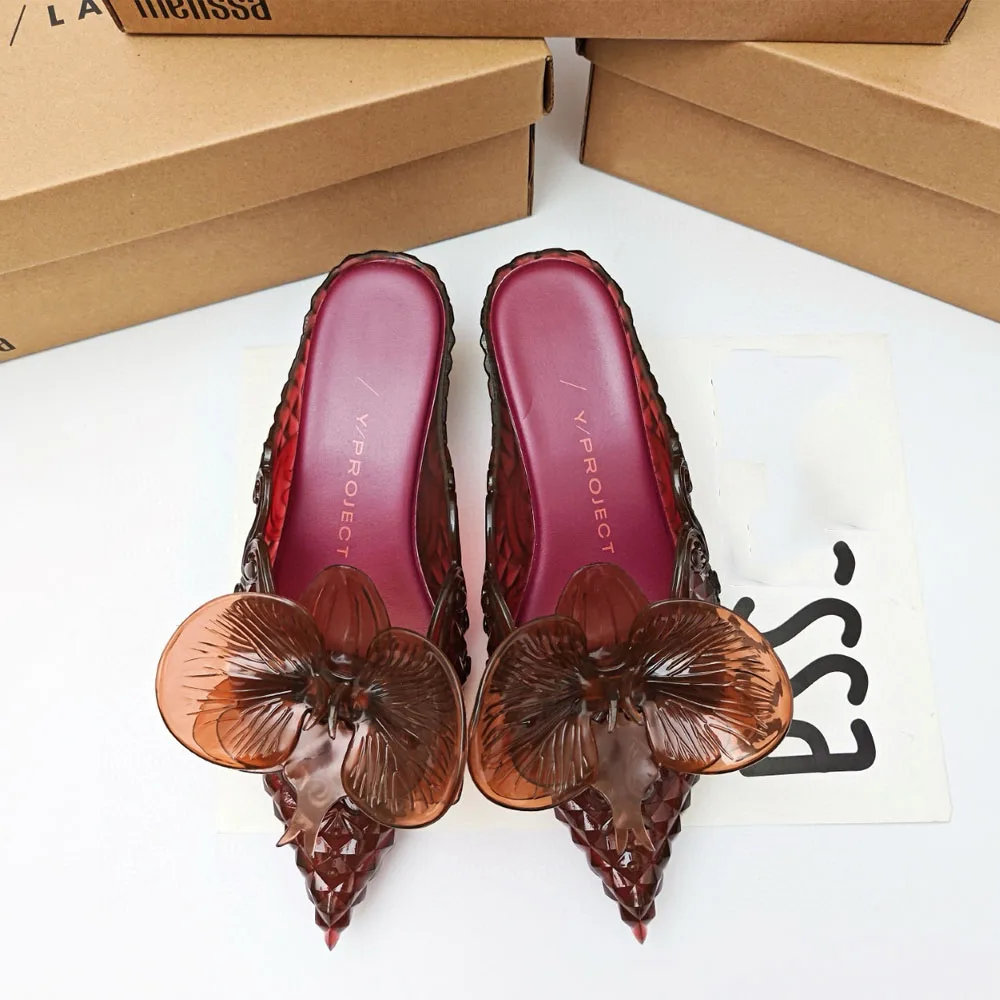 Mules transparentes pour femmes à bout pointu avec fleurs 3D, en gelée, imperméables, antidérapantes, à enfiler, pour les fêtes, les vacances et le quotidien – Été