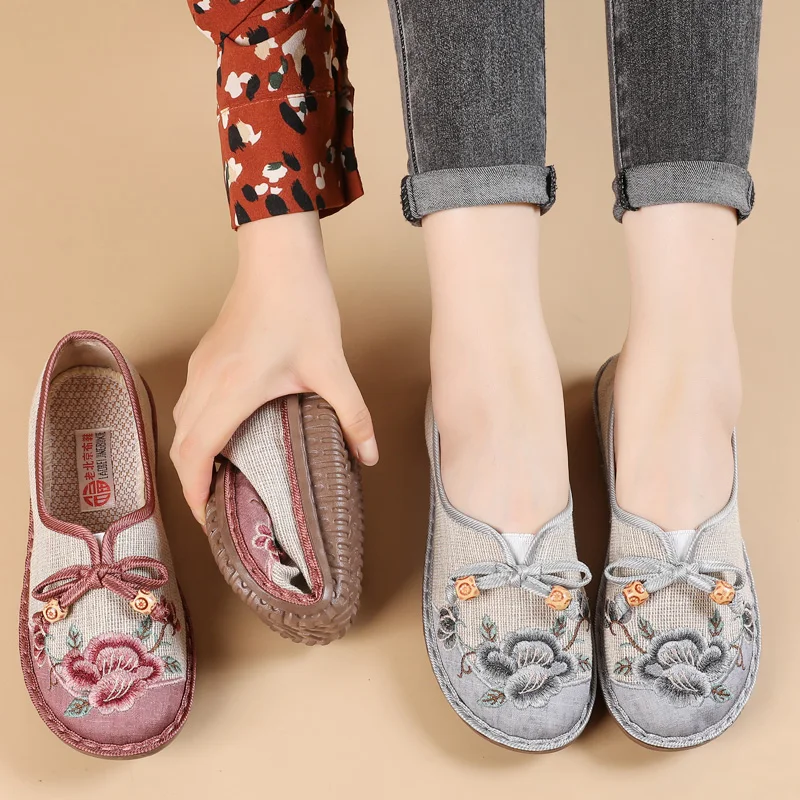 Elegant Embroidered Flat Bottom Women's Shoes Comfortable Soft Sole Traditional Ethnic Style Slip-On Mothers Shoes Beijing Cl...