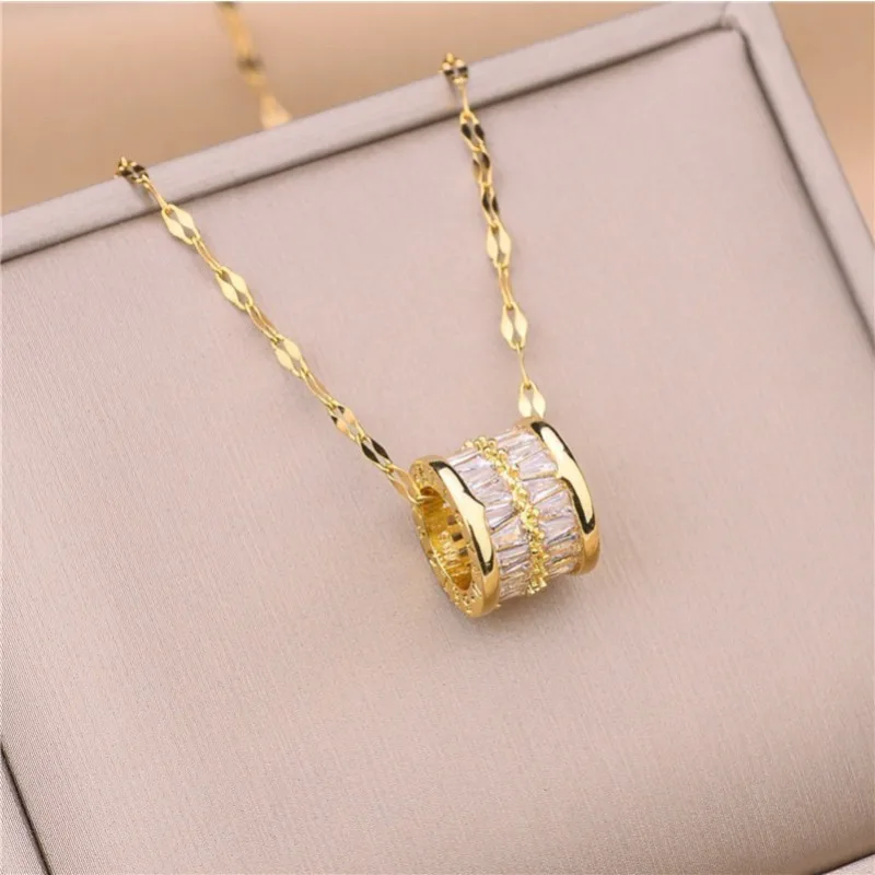 

This necklace features a retro collarbone chain and a fashionable clothing necklace, with a unique design