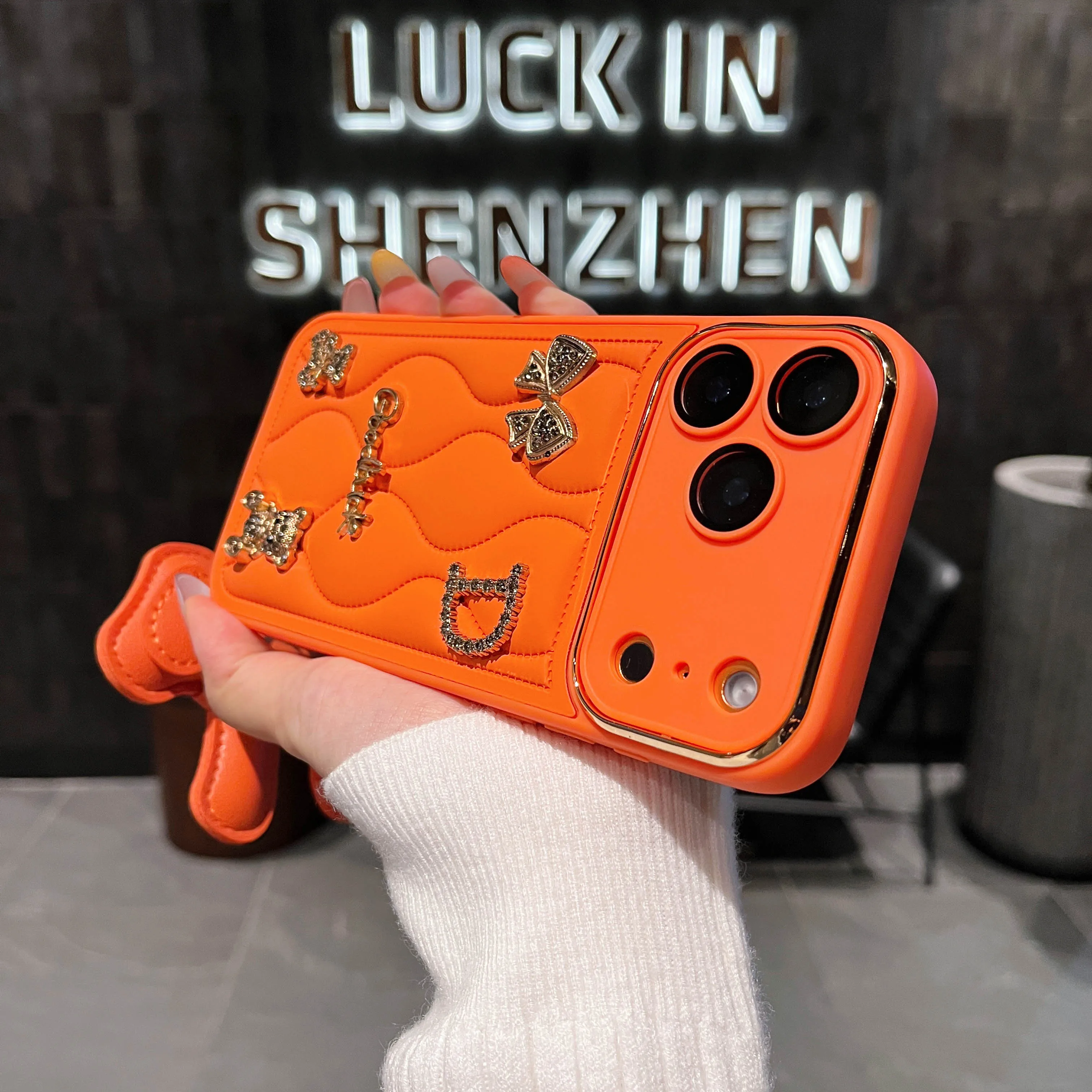

Luxury Fashion Phone Case, A Good Choice for Taking Photos for IPhone 16 14 13 12 11 15 17 Pro Max Comes with A Cute Puppy Charm