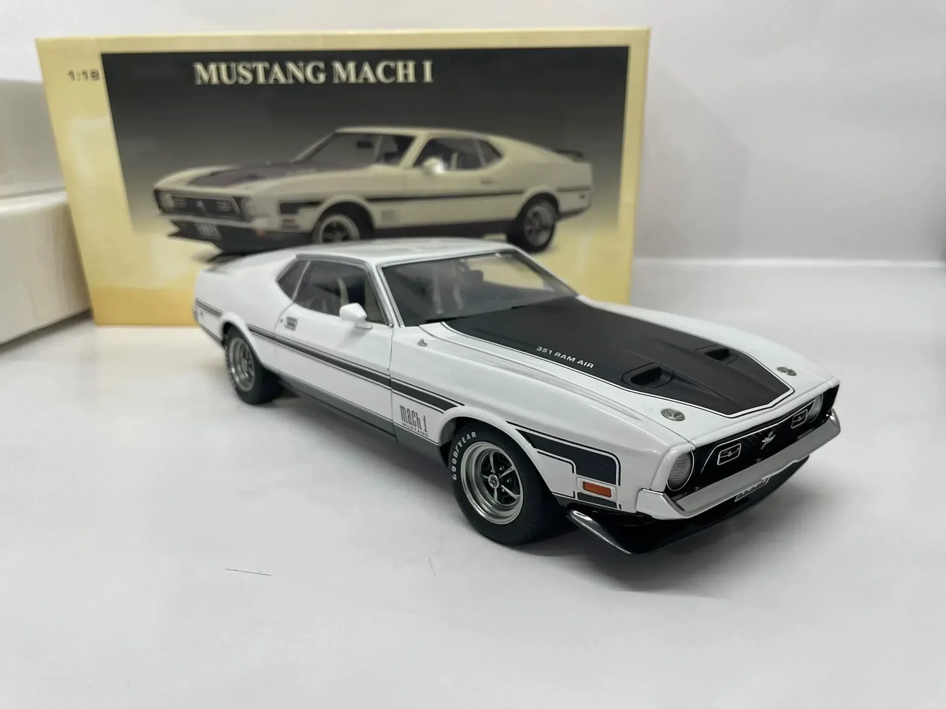 Autoart 1:18 Mustang Mach I 1971 White Black Simulation Limited Edition All Open Alloy Metal Static Car Model Toy Gift