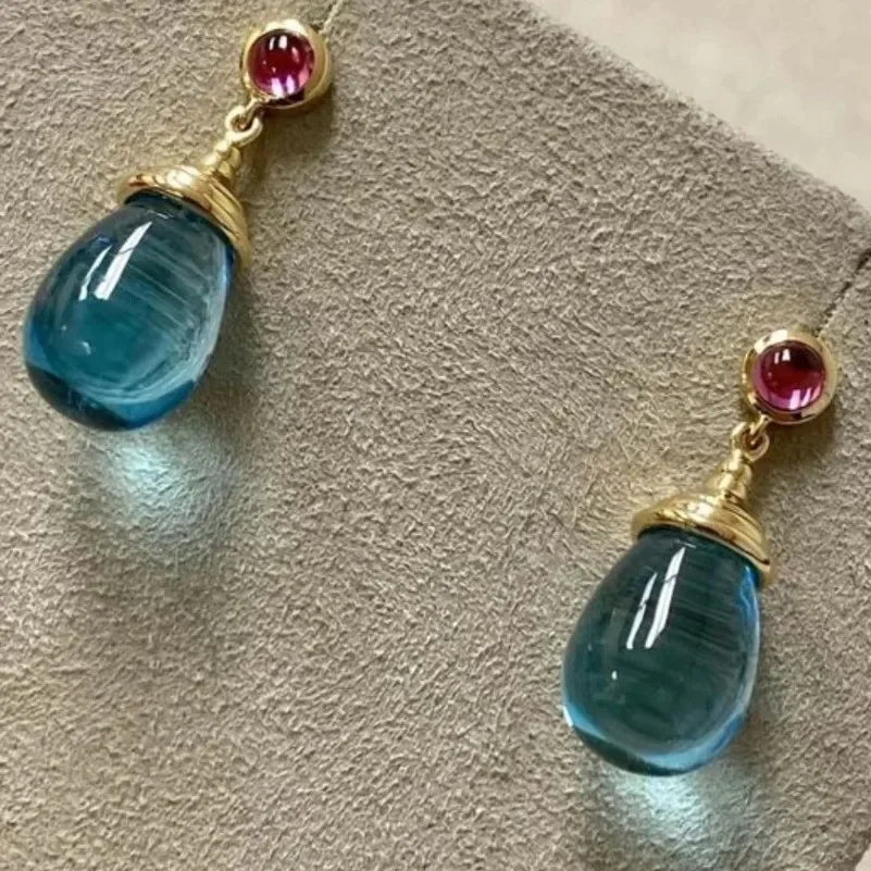 1 pair of retro fashion creative women's earrings, light luxury and exquisite trend design, gentle and versatile, very suitable for women to wear at will every day.