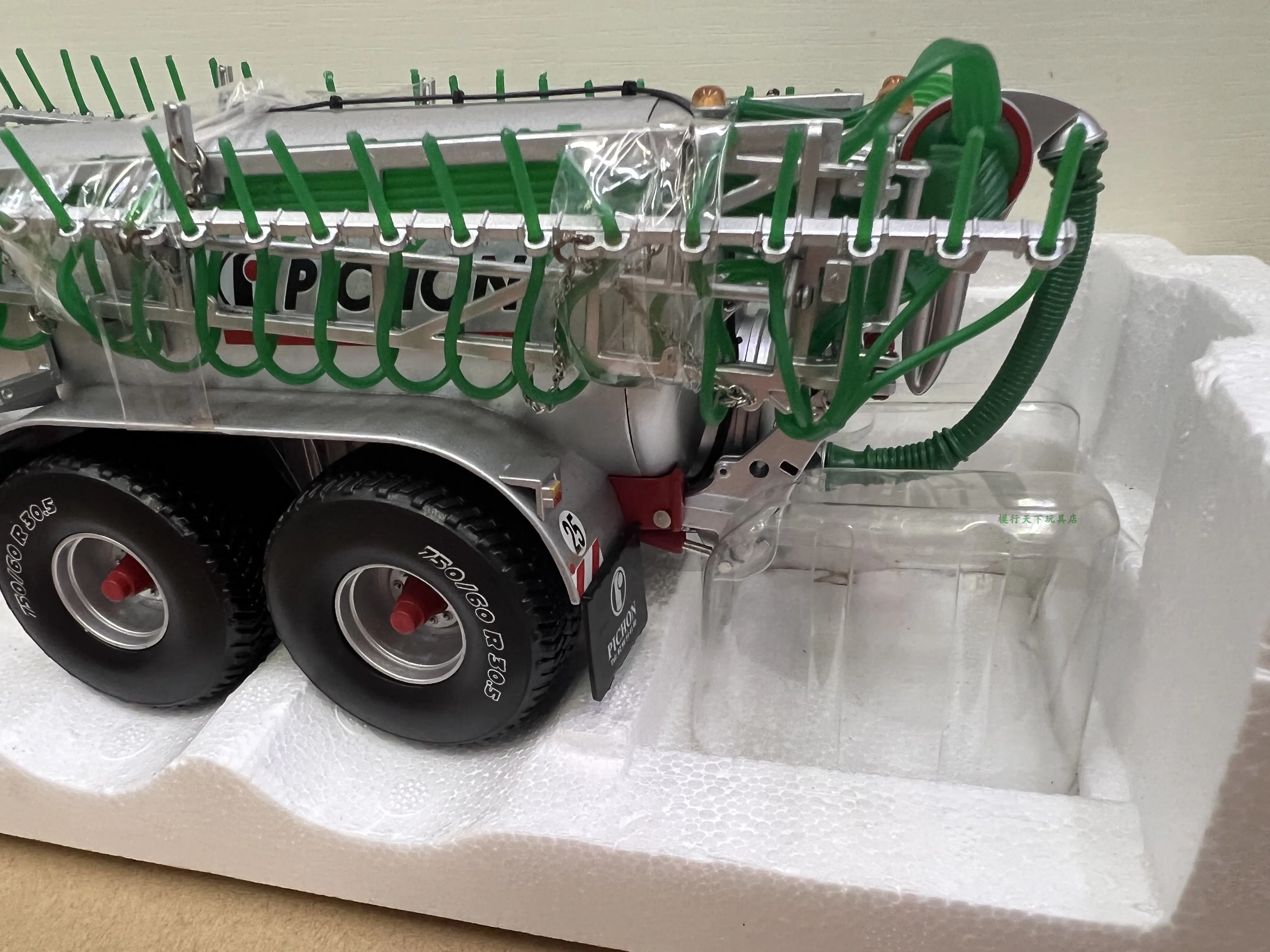 Diecast Alloy 1:32 Scale 18500 L Fertilizer Trailer Tractor Model Adult Classic Collection Toys Souvenir Gift Static Display