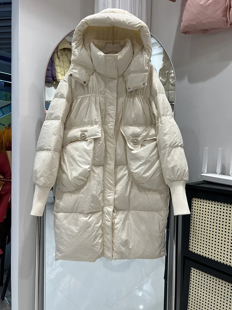 Piumino alla moda da donna 2025 nuovo piumino d'anatra bianco allentato con cappuccio spesso da media a lunga tasca grande maniche lavorate a maglia
