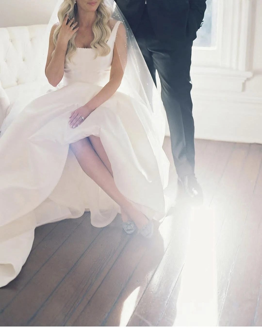 シビルサテンウェディングドレス スクエアカラー バックレス ボタンバック ノースリーブ 女性用 カスタマイズ可能 メジャーメイド ローブ・デ・マリー 素敵な