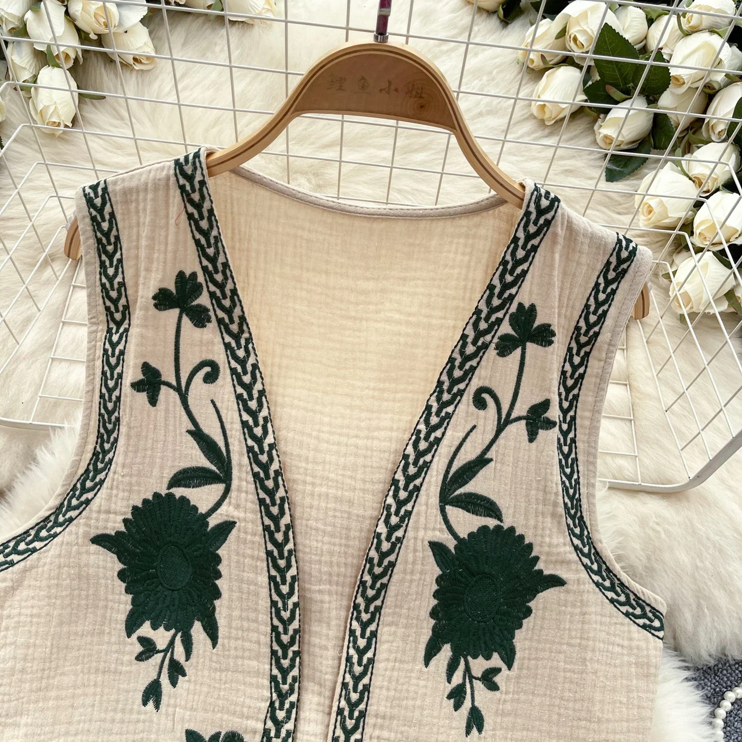 Chic Vintage Embroidery Sleeveless Tank Top Sweet Elegant Bohemian Fashion Shirt Women Crop Top