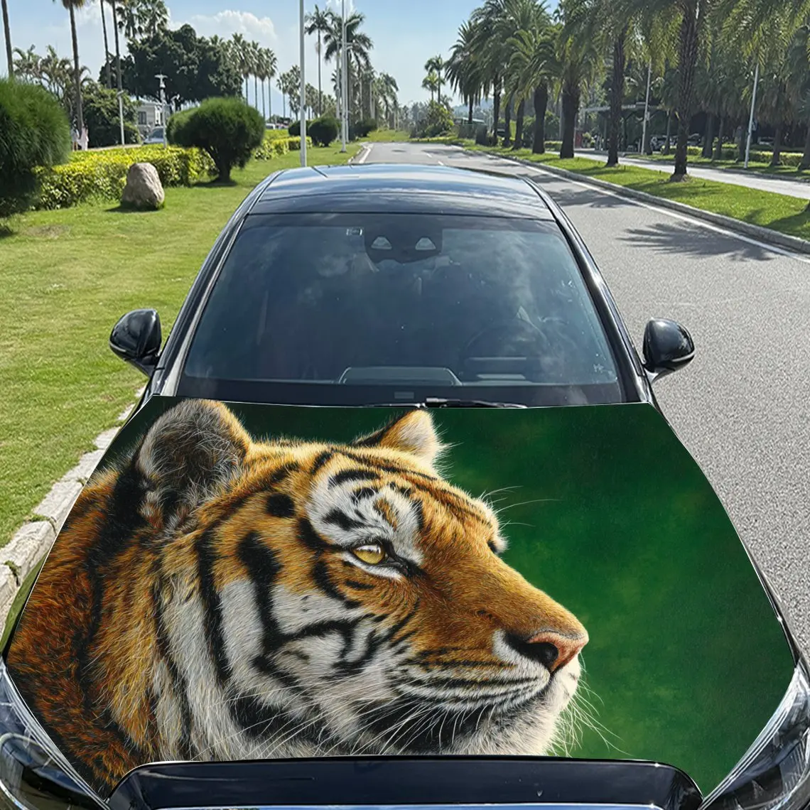 ملصقات سيارة على شكل نمر مع مظهر واقعي وحيوي مقابل ملصق غطاء السيارة بخلفية خضراء، مقاوم للماء ذاتي اللصق من الفينيل