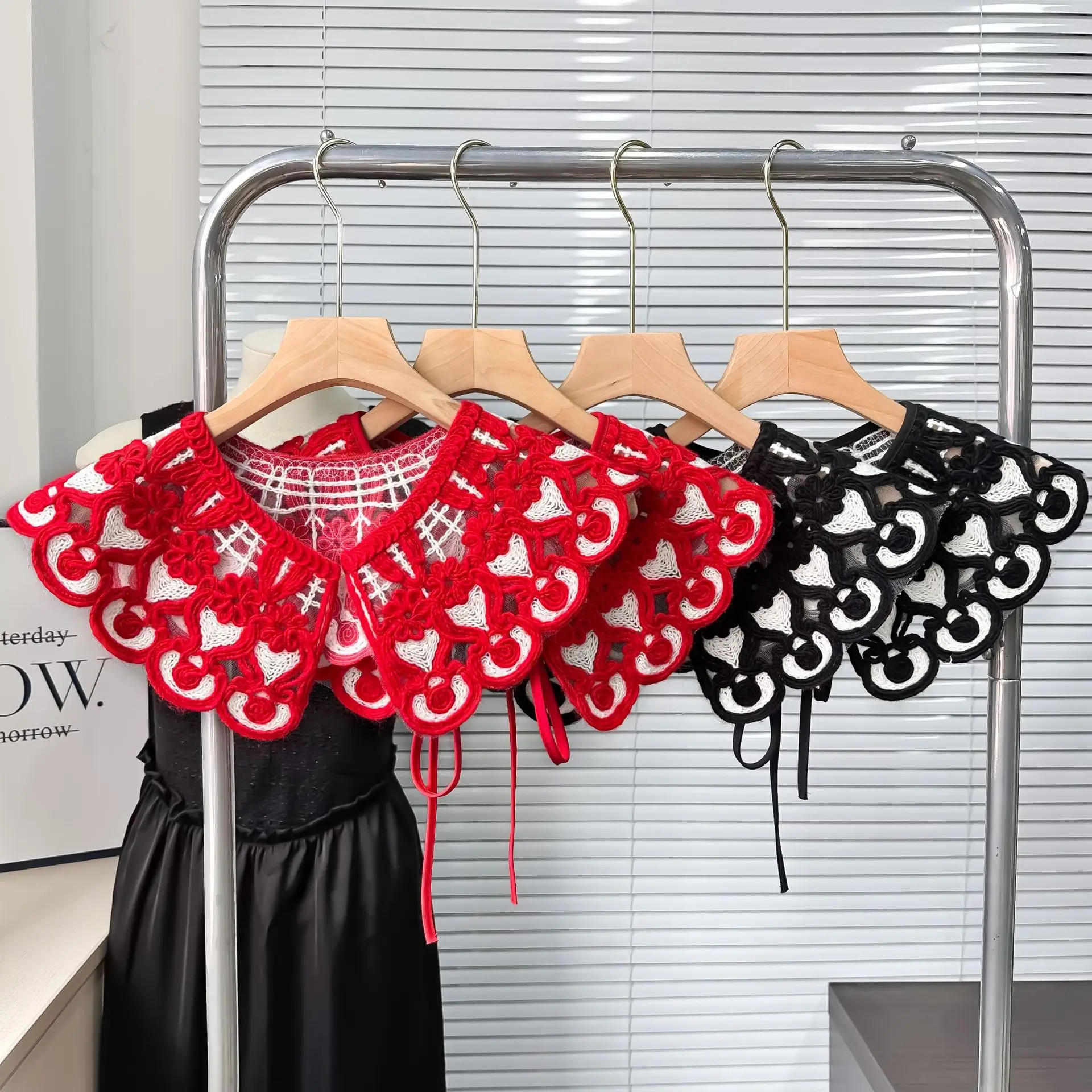 Wool machine-knitted openwork autumn and winter outerwear with embroidered false collar garment accessories