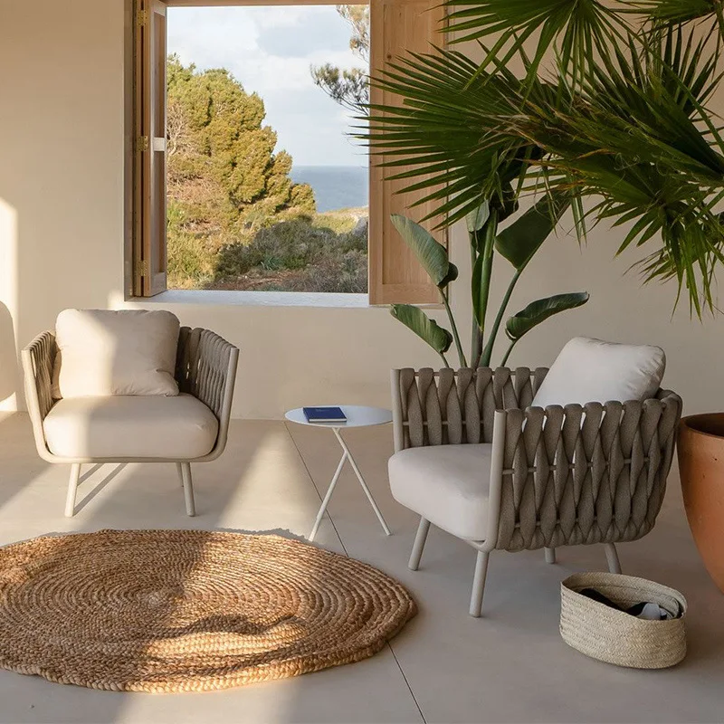 กลางแจ้งโซฟาสามคนครีมกันแดดกันน้ําโต๊ะกาแฟผสมระเบียงสวนพักผ่อนหวายโซฟาเฟอร์นิเจอร์