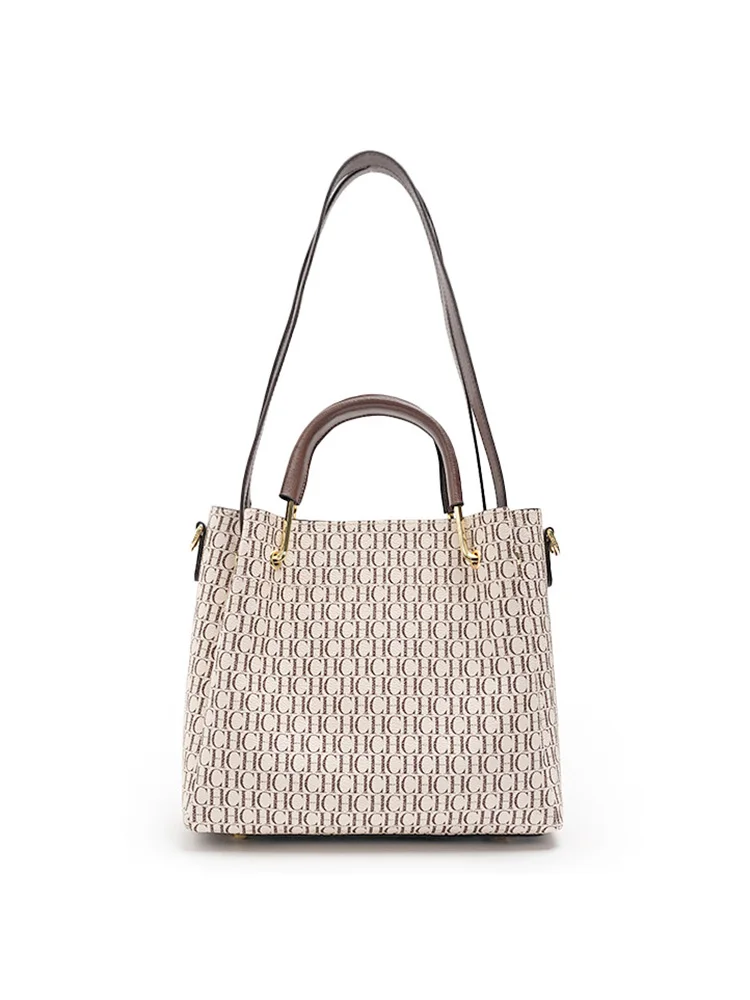 حقيبة يد كلاسيكية مطبوعة بأحرف من العلامة التجارية CH بسعة كبيرة وتصميم خلفي متعدد 2025 حقيبة كتف نسائية فاخرة خفيفة جديدة