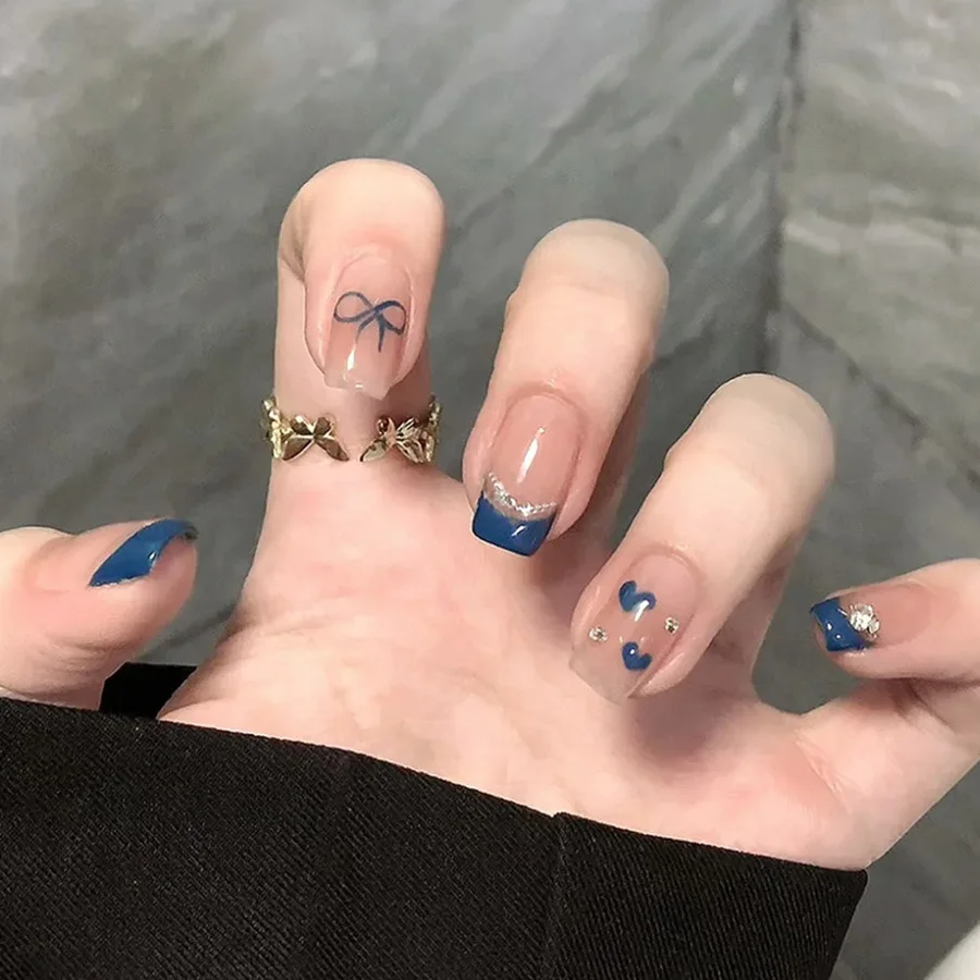 Kurze, mittellange künstliche Nägel für Frauen und Mädchen, französischblau, hellgrün, mit funkelnden Glitzerherzen für den Valentinstag, zum Aufkleben.