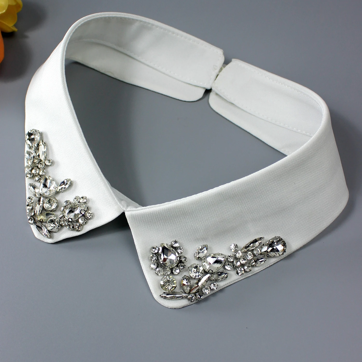1 Stück luxuriöser Strass-Kunstkratz, mit glänzenden Diamanten und handgenähter Verarbeitung. Entworfen mit Sonnenblume und C – Detail 6