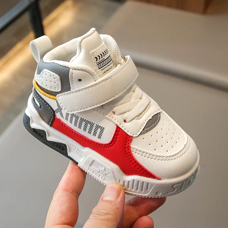 Sneakersy chłopięce 2024 wiosenne i jesienne dziecięce buty skórzana piłka do koszykówki chłopięce wysokie buty dziecięce treningowe do biegania