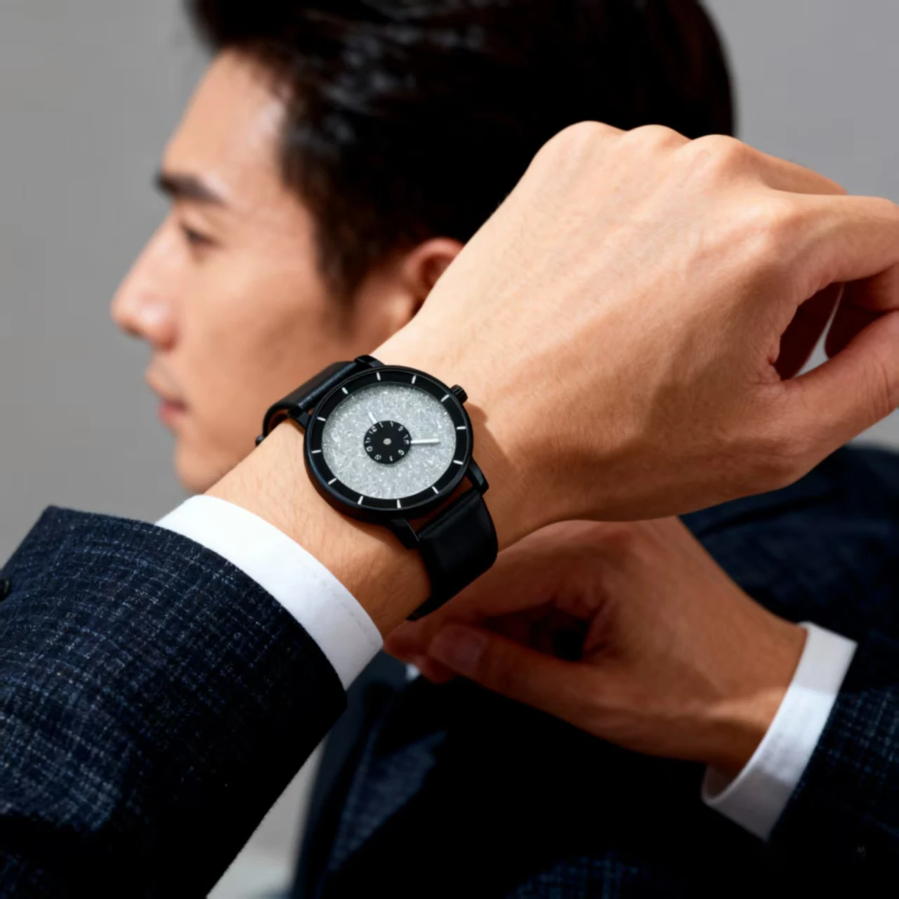 WOKAI orologio al quarzo da uomo con cinturino in pelle di alta qualità, alla moda e casual con lancette inverse, un orologio da donna personalizzato