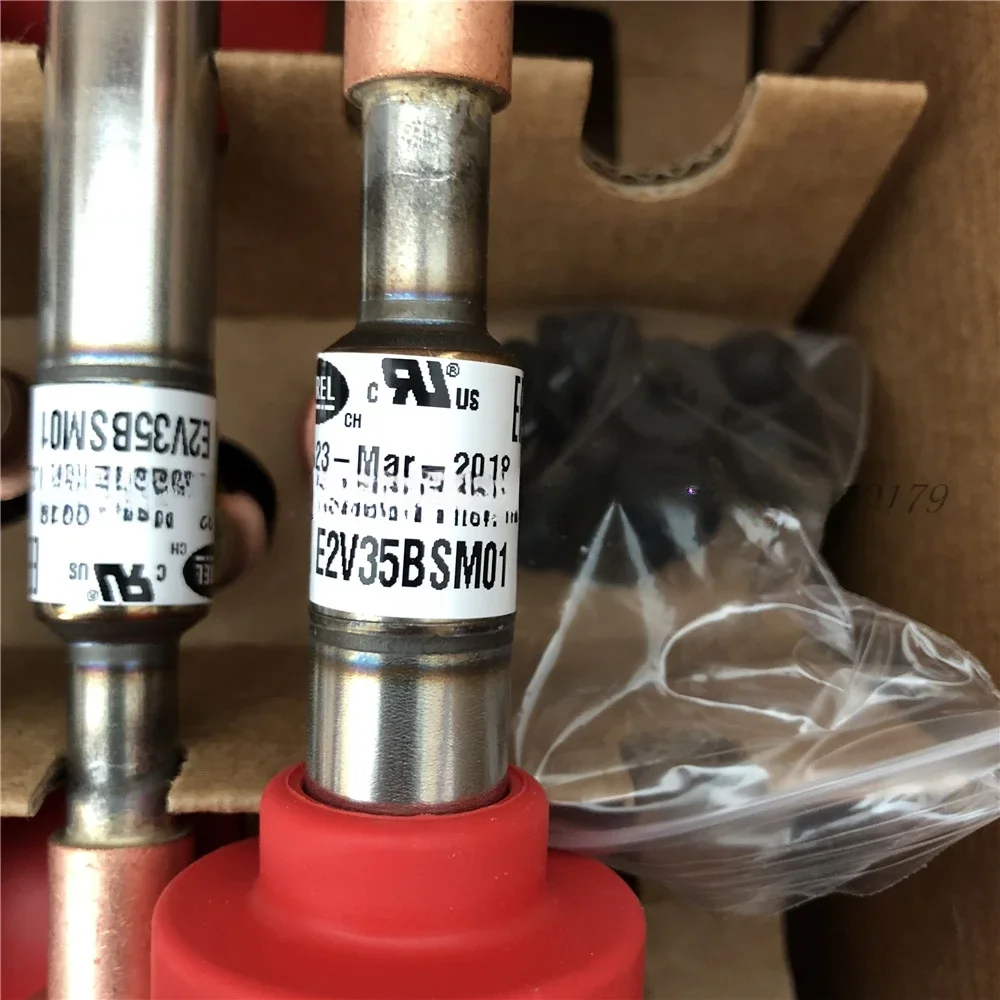 1PCS L New Original Genuine  E2V E2V35BSM00 E2V35BSM01 Same Function Different Packaging