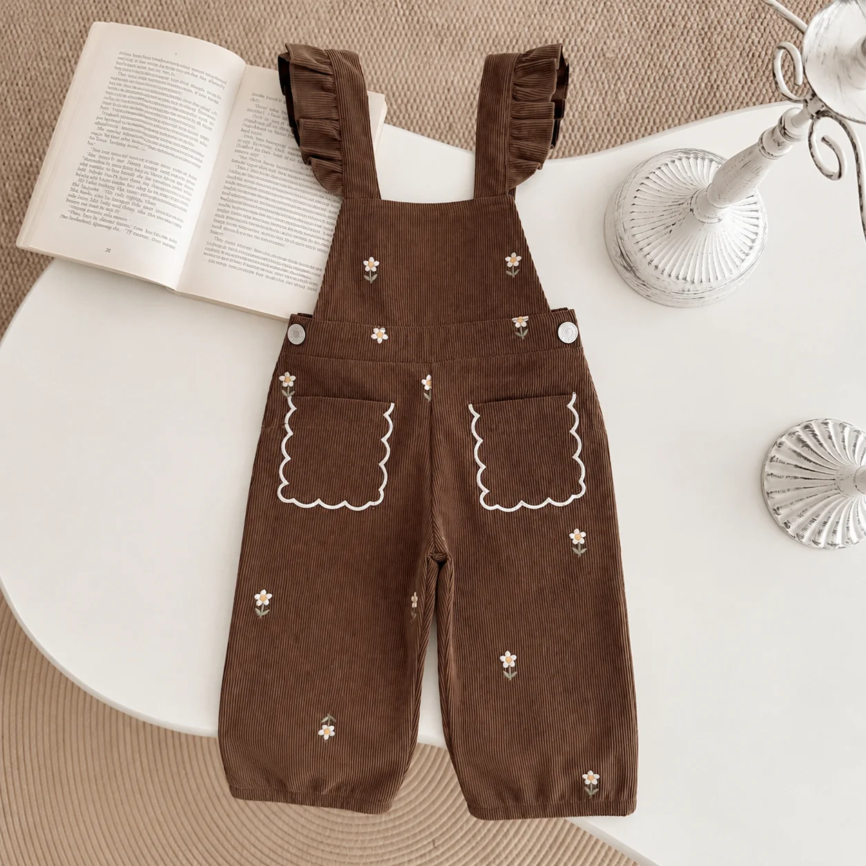 Koreanisches Pastoral-Babykleidungsset, weißes Oberteil mit Spitzenbesatz & brauner Cordoverall mit bestickten Blumenmustern an den Taschen – Detail 5