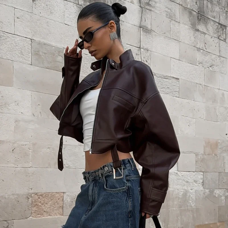 Giacca in pelle PU allentata Moda donna Colletto alla coreana Fibbia in metallo Tasca con cerniera Splicing Cappotto corto da strada autunno inverno