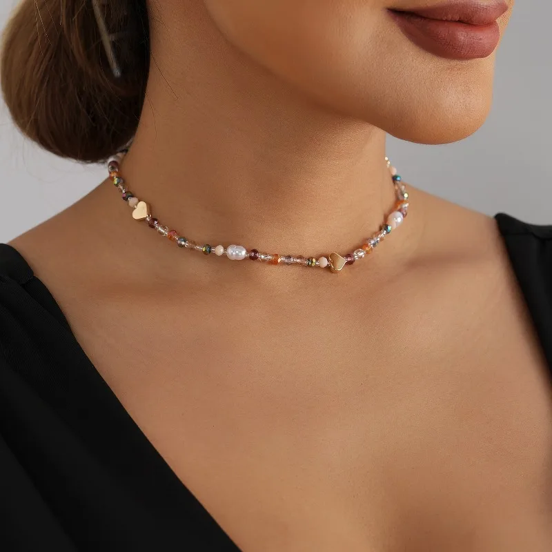 

Bohemian style shell bead necklace with colorful gravel and pearl shell design, simple and short collarbone chain