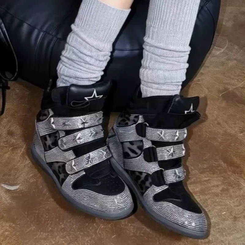High‑Top Hidden Wedges Sneaker - đánh giá và giá Ethnic Modern Fashion