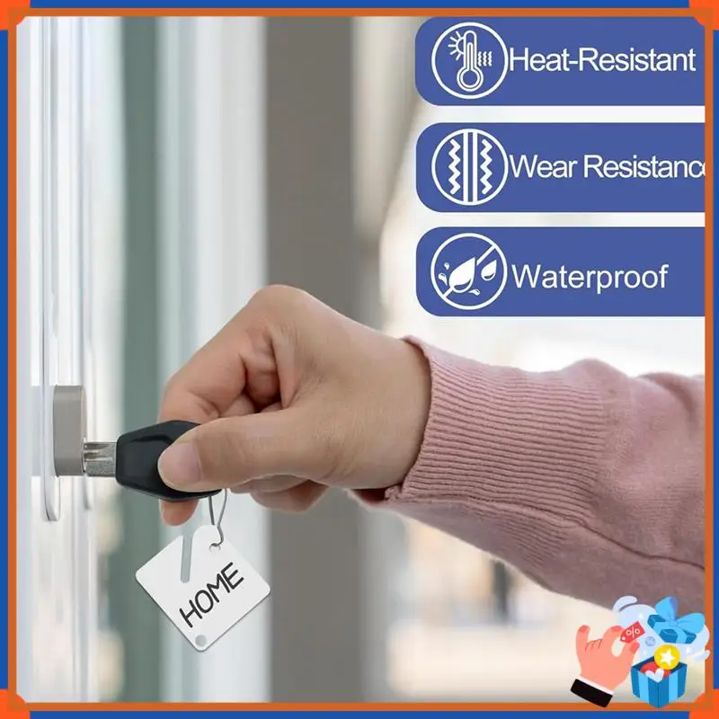 علامات مفاتيح مدمجة مكونة من 150 قطعة علامات تعليق بلاستيكية مربعة بيضاء مع علامات سوداء واحدة، خطافات معدنية لخزائن المفاتيح المشقوقة