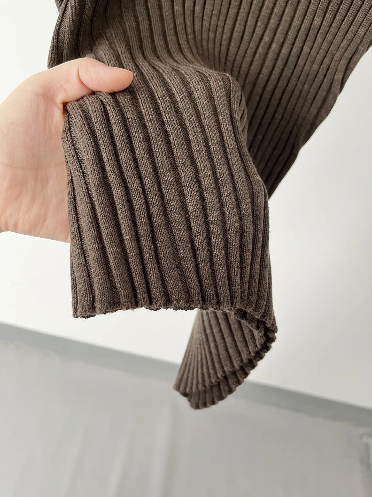 Damska, prosta, lekka kamizelka z dzianiny z dekoltem w szpic, bez rękawów, top 16a-0942