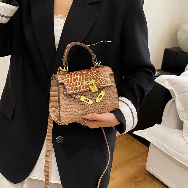 

Chic Drawstring Closure Style Crossbody Bag For Women Adjustable Underarm Shoulder Bag For A Customizable Fit